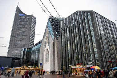 Paulinum ve Augusteum, Leipzig Üniversitesi 'nin ana binası, Leipzig, Almanya' daki Eex panorama kulesi. Kasım 2019