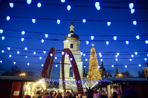 Rue Décorée lors d'illuminations festives lumineuses et arbre de Noël sur la place Sofia à Kiev, en Ukraine. décembre 2019 — Photo