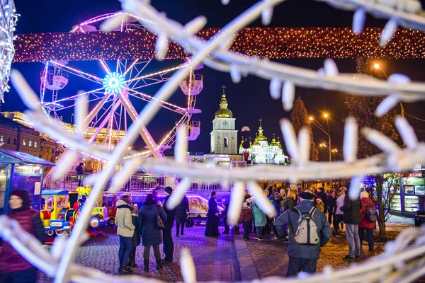 Праздничные рождественские огни и Михайловский собор в Киеве, Украина. Декабрь 2019 — стоковое фото