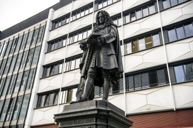 Gottfried Wilhelm Leibniz anıtı Leipzig Üniversitesi, Leipzig, Almanya 'nın avlusunda. Kasım 2019