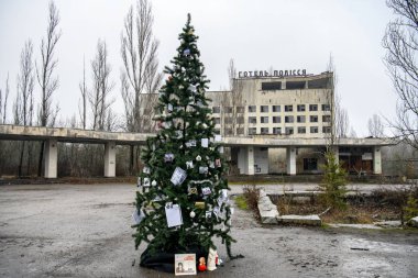 Çernobil Nükleer Santrali yakınlarındaki Pripyat Meydanı 'na Noel ağacı dikilmiş. Pripyat, Ukrayna 25-12-2019.
