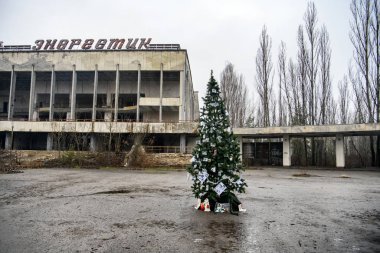 Çernobil Nükleer Santrali yakınlarındaki Pripyat Meydanı 'na Noel ağacı dikilmiş. Pripyat, Ukrayna 25-12-2019.
