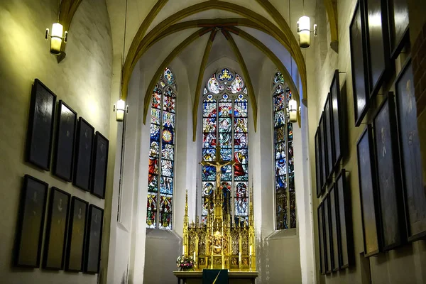 Altar och målat glas fönster lutherska St Thomas Church Thomaskirche Interiör i Leipzig, Tyskland. November 2019 — Stockfoto