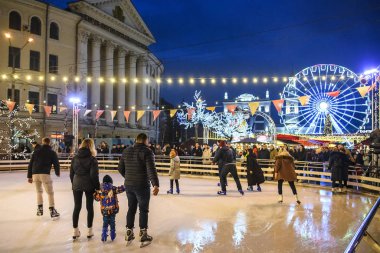 Ukrayna, Kyiv 'deki Kontraktova Meydanı' nda Noel Ağacı, dönme dolap ve geleneksel Noel panayırı. Aralık 2019