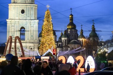 Ukrayna 'nın başkenti Kyiv' deki Sofya Meydanı 'ndaki parlak festival aydınlatmaları ve Noel Ağacı ile süslenmiş sokak. Aralık 2019