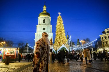 Ukrayna 'nın başkenti Kyiv' deki Sofya Meydanı 'ndaki parlak festival aydınlatmaları ve Noel Ağacı ile süslenmiş sokak. Aralık 2019