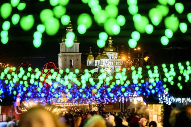 Ukrayna, Kyiv 'deki Noel Aydınlanmaları ve Aziz Michael Altın Kubbe Katedrali. Aralık 2019