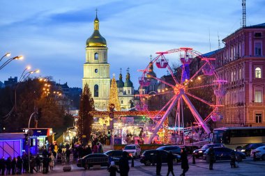 Ukrayna 'nın başkenti Kyiv' deki Sofya Meydanı 'ndaki parlak festival aydınlatmaları ve Noel Ağacı ile süslenmiş sokak. Aralık 2019