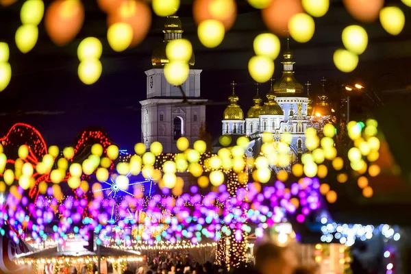 Iluminações festivas de Natal e Catedral de Saint Michael Golden Domed em Kiev, Ucrânia. Dezembro de 2019 — Fotografia de Stock