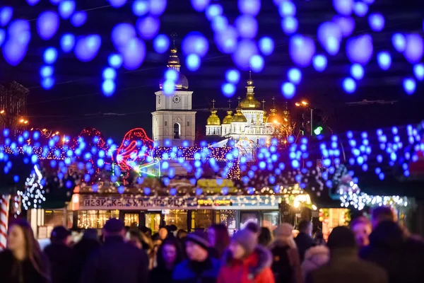 Świąteczne iluminacje świąteczne i katedra św. Michała Złotej Domeny w Kijowie, Ukraina. grudzień 2019 — Zdjęcie stockowe