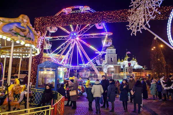 Street díszített fényes ünnepi megvilágítás és Szent Mihály Golden Domed katedrális Kijevben, Ukrajnában.December 2019 — Stock Fotó