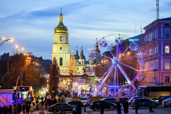 位于乌克兰基辅索菲亚广场的街道装饰着明亮的节日装饰和圣诞树。 2019年12月 — 图库照片