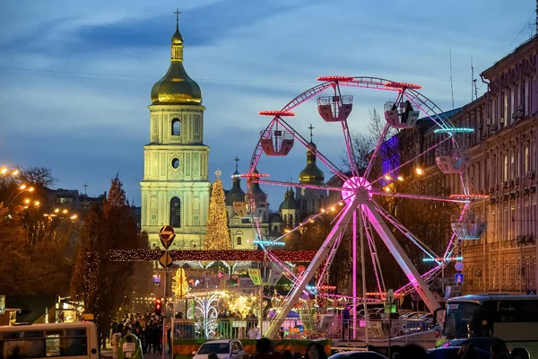 Straat Versierd op heldere feestelijke verlichting en kerstboom op Sofia Square in Kiev, Oekraïne. december 2019 — Stockfoto