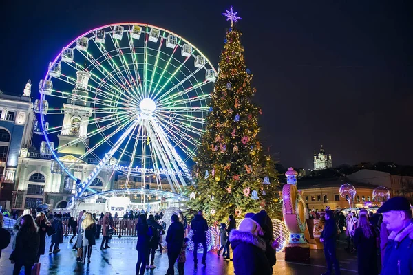 Árbol de Navidad, noria y tradicional feria de Navidad en la plaza Kontraktova en Kiev, Ucrania. Diciembre 2019 — Foto de Stock