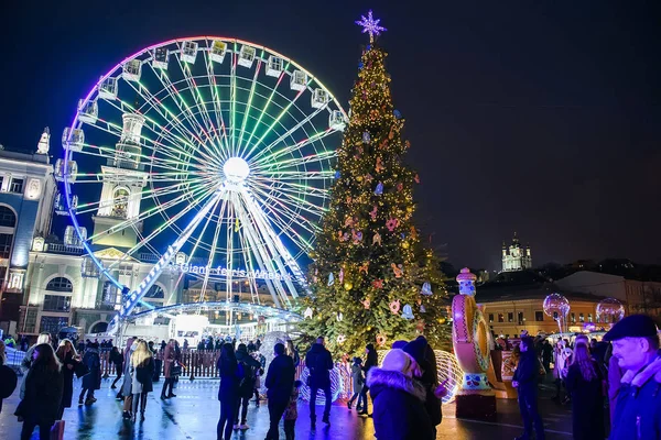 Karácsonyfa, óriáskerék és hagyományos karácsonyi vásár a Kontraktova téren Kijevben, Ukrajnában. 2019. december — Stock Fotó