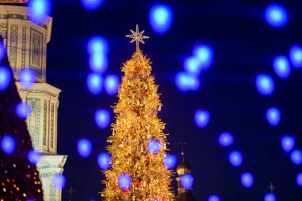 Rue Décorée lors d'illuminations festives lumineuses et arbre de Noël sur la place Sofia à Kiev, en Ukraine. décembre 2019 — Photo