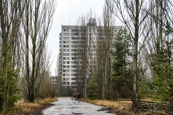 Ville fantôme abandonnée Prypiat. Arbres envahis et bâtiments en ruine dans la zone d'exclusion de Chornobyl. décembre 2019 — Photo