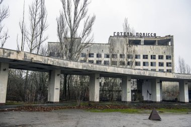 Prypiat şehrindeki Polissya Polissia Oteli, terk edilmiş hayalet şehir. Kornobil sınırlama bölgesi. Ukrayna, Aralık 2019