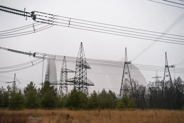 Ny säker inneslutningsbåge över reaktor 4 i kärnkraftverket Chornobyl. Tjernobyl, Ukraina, december 2019 — Stockfoto
