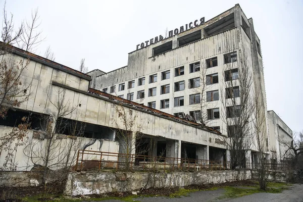 Hotel Polissya Polissia en la ciudad de Prypiat, pueblo fantasma abandonado. Zona de exclusión de Chornobyl. Ucrania, diciembre 2019 — Foto de Stock