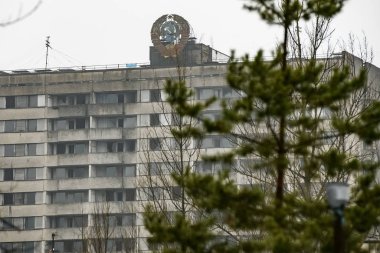 Sovyetler Birliği arması Çernobil nükleer santrali yakınlarındaki terk edilmiş Prypiat 'ta inşa ediliyor. Aralık 2019