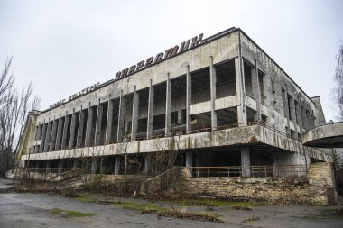 Ukrayna 'daki Çernobil nükleer santrali yakınlarındaki terk edilmiş Prypiat şehrindeki Kültür Sarayı. Aralık 2019