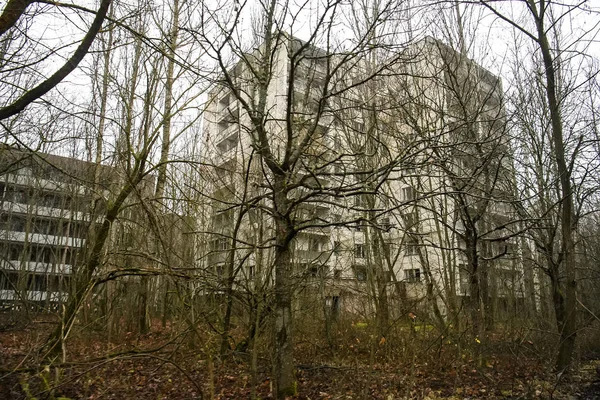 Città fantasma abbandonata Prypiat. Alberi ricoperti e edifici in crollo nella zona di esclusione di Chornobyl. dicembre 2019 — Foto Stock