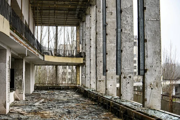 Prypiat 'taki Kültür Sarayı' nın içinde, Çernobil nükleer enerji santrali yakınlarında, Ukrayna 'da. Aralık 2019 — Stok fotoğraf