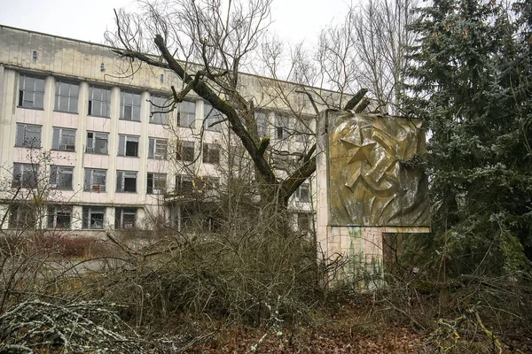 Pueblo fantasma abandonado Prypiat. Árboles sobrecrecidos y edificios colapsados en la zona de exclusión de Chornobyl. Diciembre 2019 — Foto de Stock