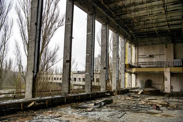 Prypiat 'taki Kültür Sarayı' nın içinde, Çernobil nükleer enerji santrali yakınlarında, Ukrayna 'da. Aralık 2019 — Stok fotoğraf