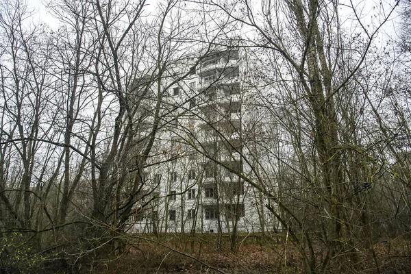 Opuštěné město duchů Prypiat. Přerostlé stromy a hroutící se budovy v chráněné oblasti Chornobyl. Prosinec 2019 — Stock fotografie