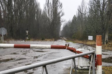 Bariyer Ukrayna 'nın Chornobyl Yasaklama Bölgesi' ndeki hayalet kasaba Prypiat 'a giden yolu kapatıyor. Aralık 2019