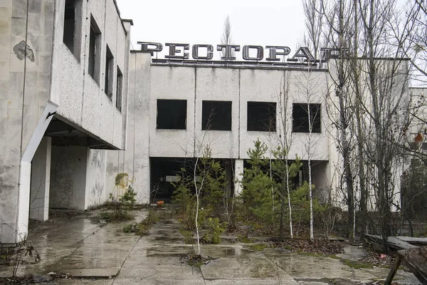 Restaurante en la ciudad abandonada de Prypiat, cerca de la central nuclear de Chernobyl, Ucrania. Diciembre 2019 — Foto de Stock