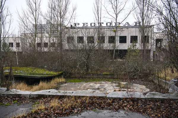 Restaurante en la ciudad abandonada de Prypiat, cerca de la central nuclear de Chernobyl, Ucrania. Diciembre 2019 — Foto de Stock