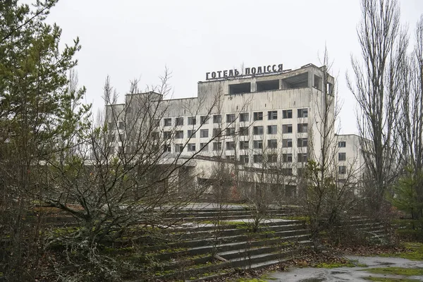 Hôtel Polissya Polissia à Prypiat, ville fantôme abandonnée. Zone d'exclusion du chornobyl. Ukraine, décembre 2019 — Photo