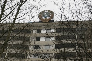 Sovyetler Birliği arması Çernobil nükleer santrali yakınlarındaki terk edilmiş Prypiat 'ta inşa ediliyor. Aralık 2019