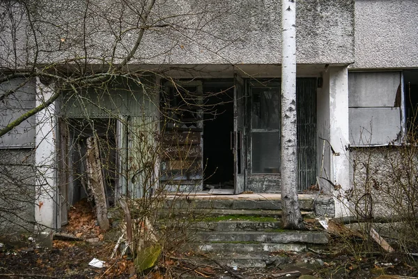 Opuszczone miasto widmo Prypiat. Zarośnięte drzewa i zawalone budynki w strefie wykluczenia w Czarnobylu. grudzień 2019 — Zdjęcie stockowe
