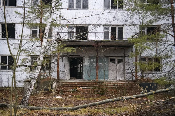 Pueblo fantasma abandonado Prypiat. Árboles sobrecrecidos y edificios colapsados en la zona de exclusión de Chornobyl. Diciembre 2019 — Foto de Stock