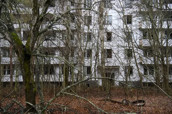 Cidade fantasma abandonada Prypiat. Árvores cobertas e edifícios em colapso na zona de exclusão de Chornobyl. Dezembro de 2019 — Fotografia de Stock