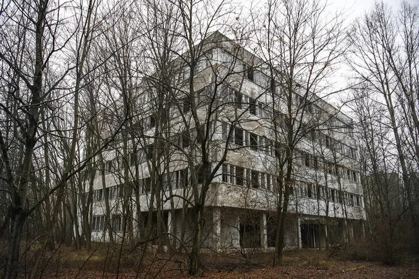 Cidade fantasma abandonada Prypiat. Árvores cobertas e edifícios em colapso na zona de exclusão de Chornobyl. Dezembro de 2019 — Fotografia de Stock