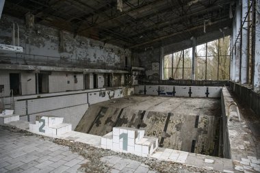 Hayalet şehir Prypiat 'ta terk edilmiş yüzme havuzu Chornobyl yasağı bölgesinde. Ukrayna, Aralık 2019