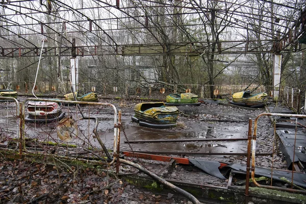 Chornobyl sınırlama bölgesindeki Prypiat hayalet kasabasındaki terk edilmiş eğlence parkı. Ukrayna, Aralık 2019 — Stok fotoğraf