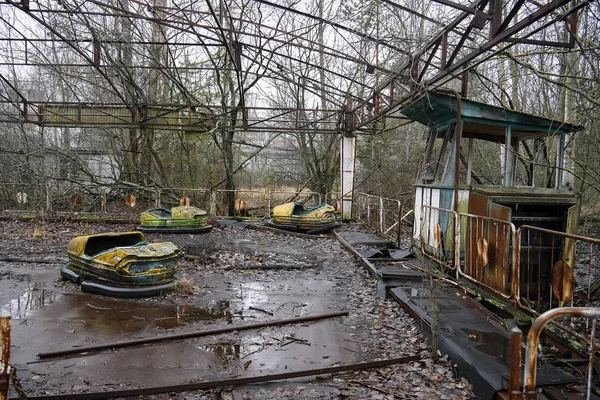 Parque de atracciones abandonado en la ciudad fantasma de Prypiat en la zona de exclusión de Chornobyl. Ucrania, diciembre 2019 — Foto de Stock