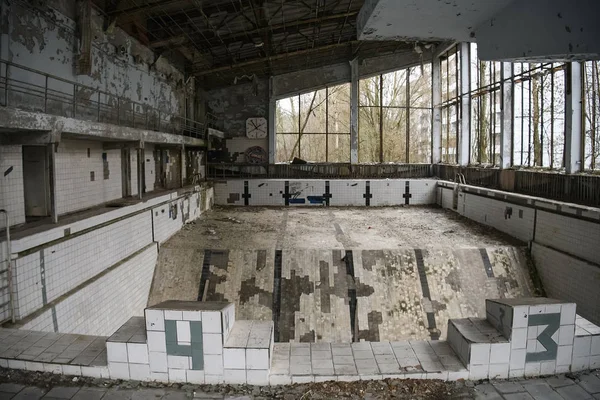 在切尔诺贝利禁区的鬼城Prypiat，一个废弃的游泳池。 乌克兰，2019年12月 — 图库照片