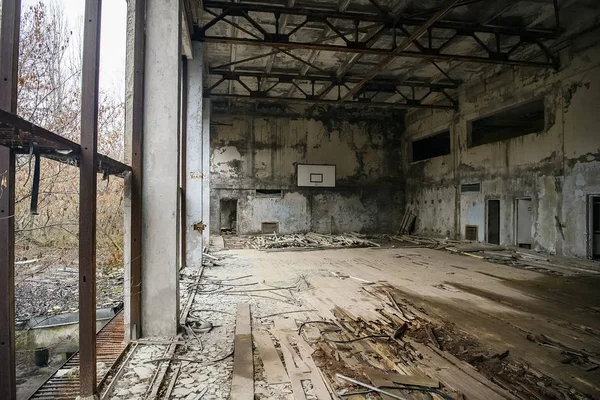 Заброшенный спортзал в городе-призраке Припять в Чернобыльской зоне отчуждения. Припять, Украина, декабрь 2019 — стоковое фото