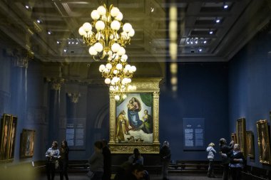 Dresden galerisindeki Raphael Sistine Madonna. Zwinger, Dresden, Almanya 'daki eski tablolara hayran olan ziyaretçiler. 28-11-2019