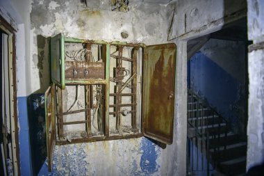 Çernobil Yasak Bölge 'deki Pripyat hayalet şehrindeki terk edilmiş apartmanda posta kutusu. Ukrayna. Aralık 2019