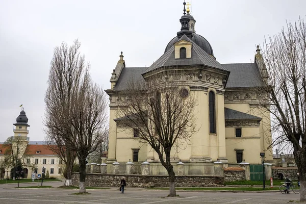 Vista sulla chiesa di San Lorenzo a Zhovkva, regione di Lviv, Ucraina. aprile 2016 — Foto Stock