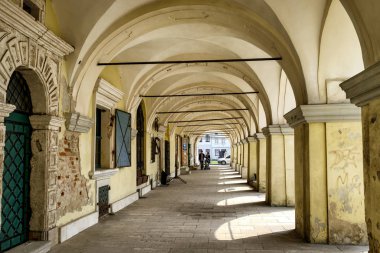 Ukrayna 'nın Lviv bölgesindeki Zhovkva' nın merkezindeki Rönesans galerisi. Nisan 2016