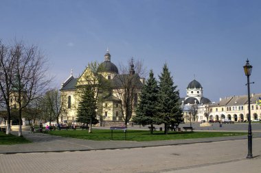 Ukrayna 'nın Lviv bölgesinin tarihi merkezi Zhovkva' daki St. Lawrence Kilisesi. Nisan 2016